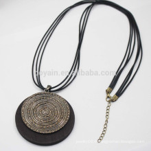 Collier pendentif en bois rond vintage avec cordons en cuir noir